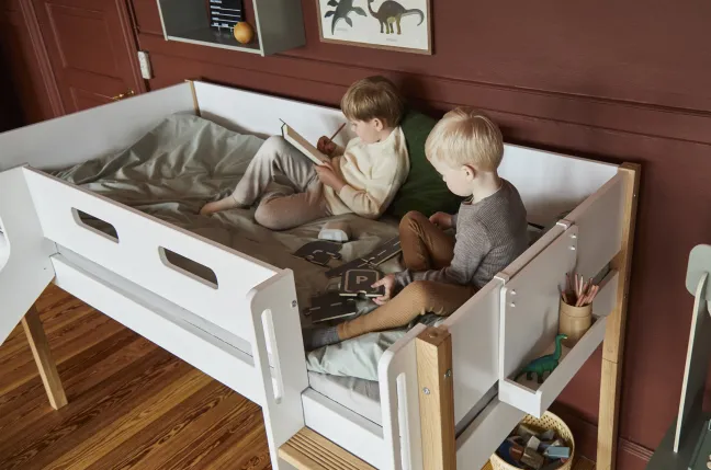 FLEXA Nor Halbhohes Bett mit Schrägleiter und Rutsche weiß/eiche