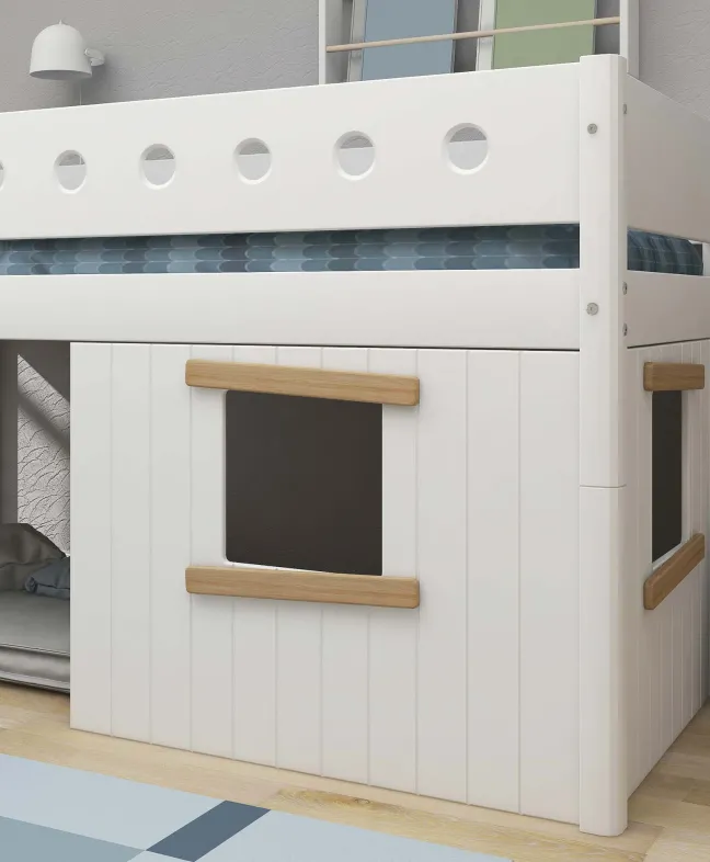 FLEXA White halbhohes Bett mit Schrägleiter und Baumhaus Panelen weiß/Eiche