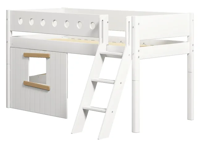 FLEXA White halbhohes Bett mit Schrägleiter und Baumhaus Panelen weiß/Eiche