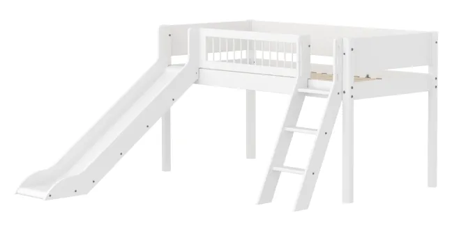 FLEXA White halbhohes Bett mit Schrägleiter, Rutsche und Streben Absturzsicherung weiß