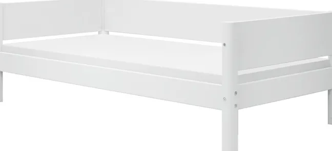 FLEXA White halbhohes Bett mit Schrägleiter weiß