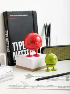Hoptimist® Wackelfigur Bumble M rot 26108