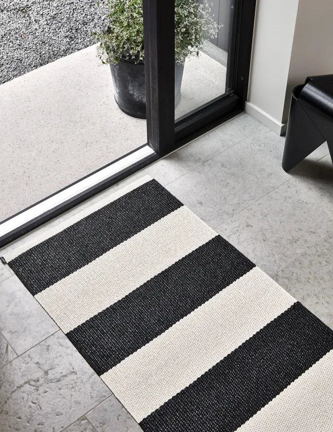 Pappelina Teppich Bob Black Vanilla 70 x 300 cm BOX730