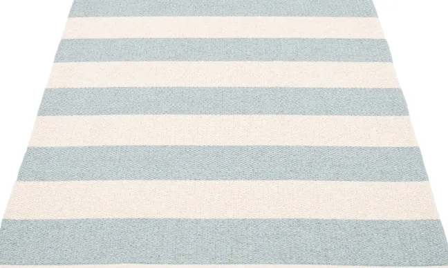 Pappelina Teppich Bob Blue Fog Vanilla 140 x 180 cm BO3H418