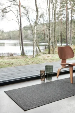Pappelina Teppich Emm Black/Linen Metallic 70 x 300 cm EMMX730