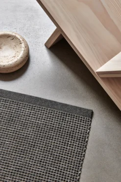 Pappelina Teppich Emm Black/Linen Metallic 70 x 300 cm EMMX730