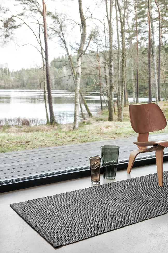 Pappelina Teppich Emm Black/Linen Metallic 70 x 120 cm EMMX712