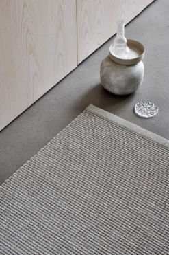 Pappelina Teppich Emm Linen/Linen Metallic 70 x 120 cm EMM9F712
