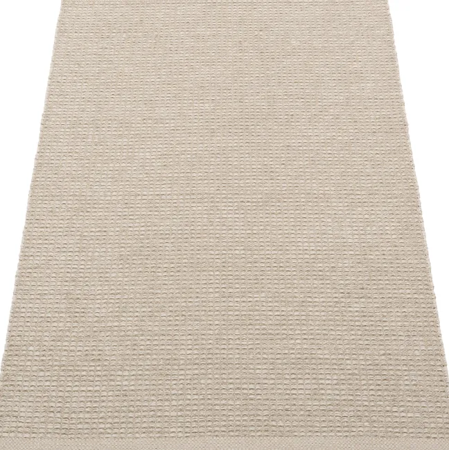 Pappelina Teppich Emm Linen/Linen Metallic 70 x 120 cm EMM9F712