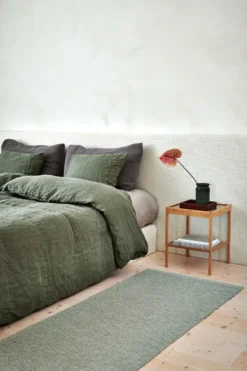 Pappelina Teppich Emm Sage/Linen Metallic 70 x 240 cm EMM1M724