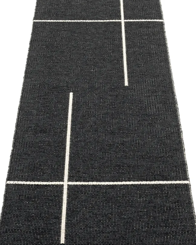 Pappelina Teppich Fred Black Vanilla 70 x 180 cm FRX718