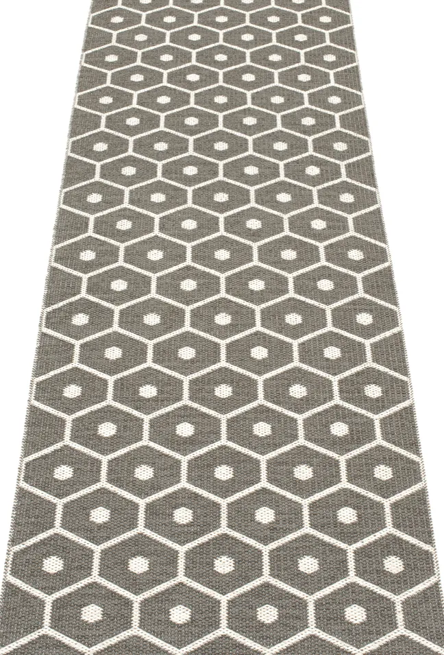 Pappelina Teppich Honey Charcoal Vanilla 70 x 225 HO9A722