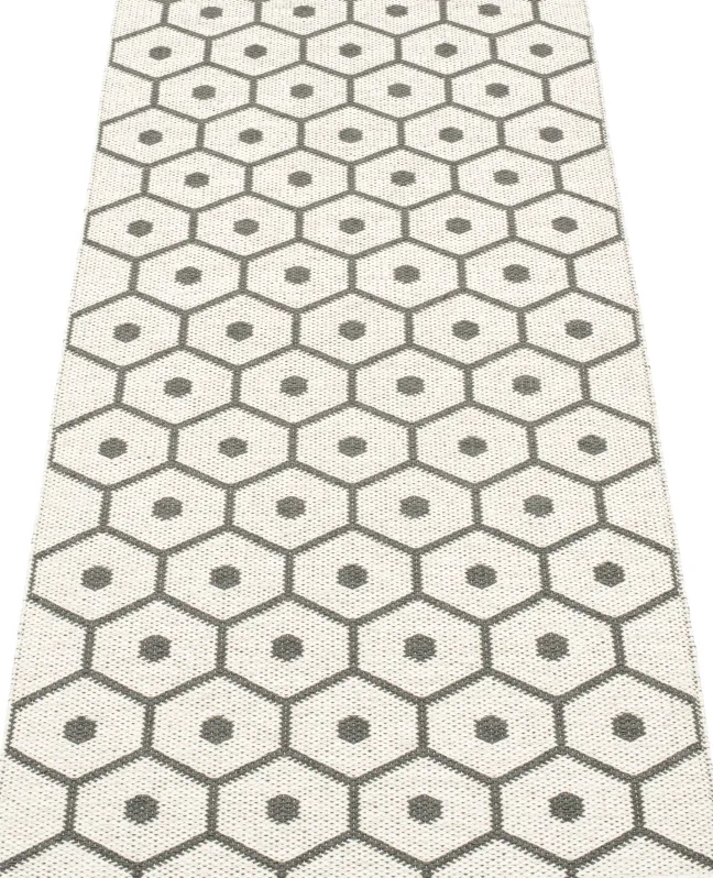 Pappelina Teppich Honey Charcoal Vanilla 70 x 160 cm HO9A716