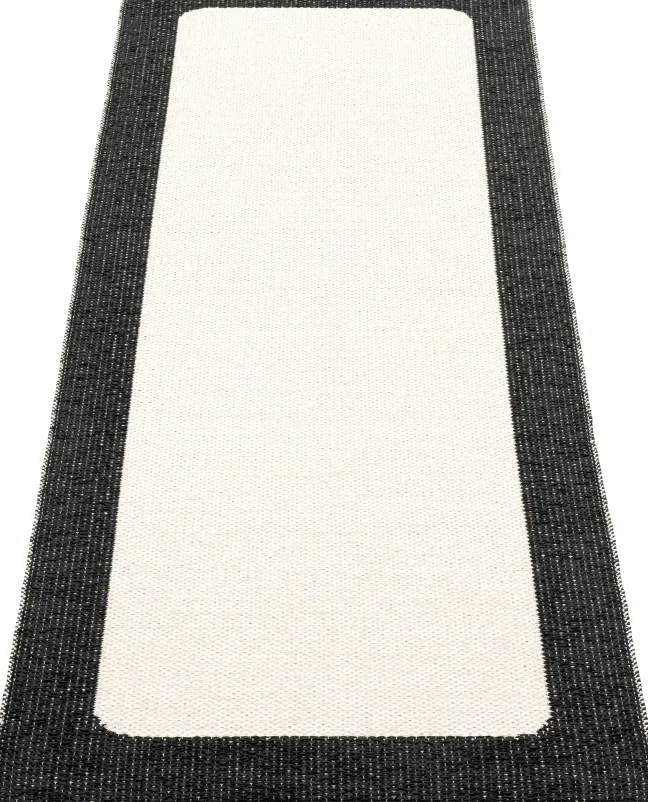 Pappelina Teppich Ilda Black Vanilla 70 x 180 cm ILX718