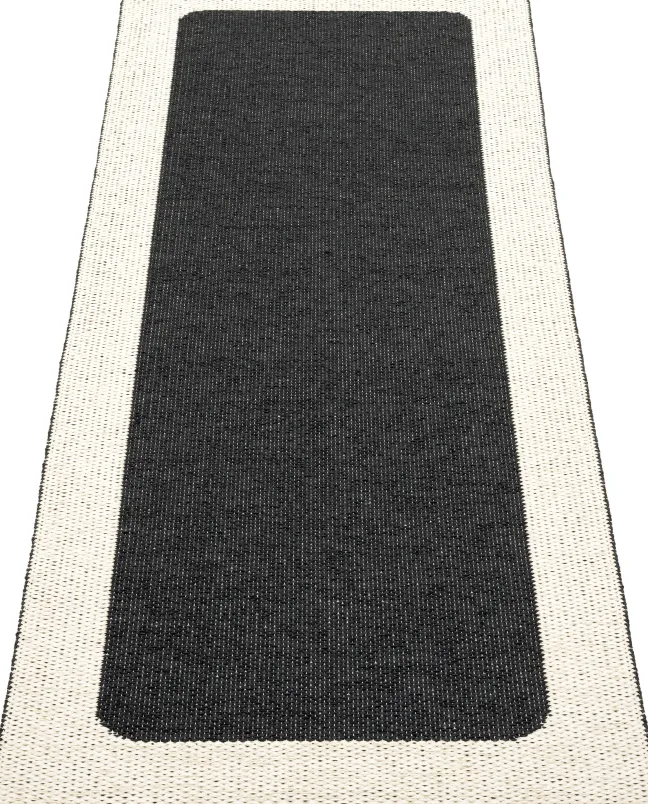 Pappelina Teppich Ilda Black Vanilla 70 x 180 cm ILX718