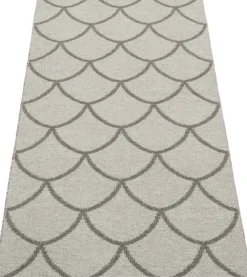 Pappelina Teppich Kotte Charcoal/Warm Grey 70 x 150 cm KE9A715