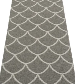 Pappelina Teppich Kotte Charcoal/Warm Grey 70 x 150 cm KE9A715