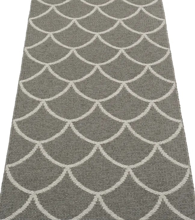 Pappelina Teppich Kotte Charcoal/Warm Grey 70 x 150 cm KE9A715