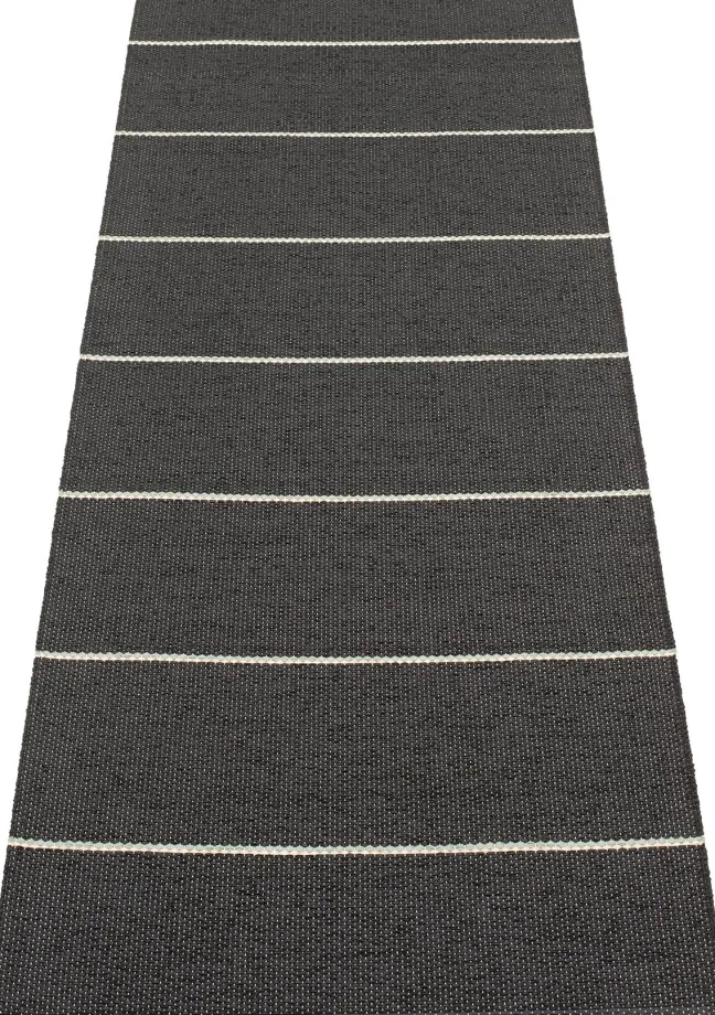 Pappelina Teppich LEA Black 70 x 375 cm LEAX737