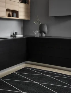 Pappelina Teppich Max Black/Vanilla 180 x 260 cm MXX1826