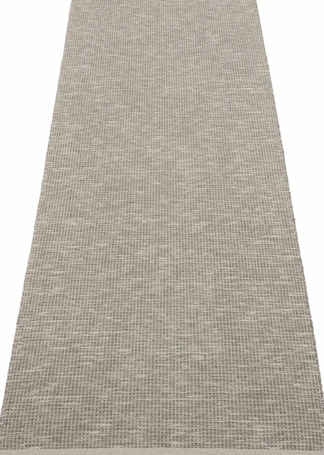 Pappelina Teppich Sam Warm Grey/Charcoal 70 x 225 cm SAM9D722
