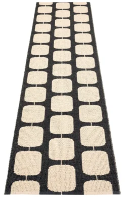 Pappelina Teppich Sten Black Cream 70 x 300 cm STX730