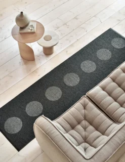 Pappelina Teppich VERA 2,0 Bio Edition Black/Black Metallic 70 x 120 cm V2X712