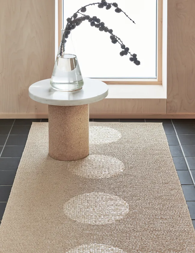 Pappelina Teppich VERA 2.0 Bio Edition Beige/Beige Metallic 70 x 360 cm V26E736