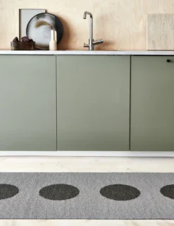 Pappelina Teppich VERA 2,0 Bio Edition Grey/Granit Metallic 70 x 360 cm V29736