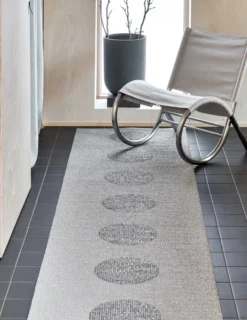 Pappelina Teppich VERA 2,0 Bio Edition Grey/Granit Metallic 70 x 200 cm V29720