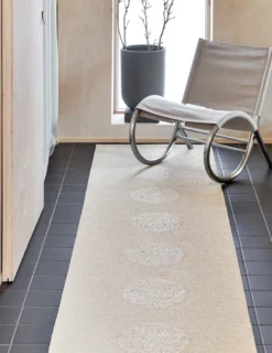 Pappelina Teppich VERA 2.0 Bio Edition Beige/Beige Metallic 70 x 200 cm V26E720