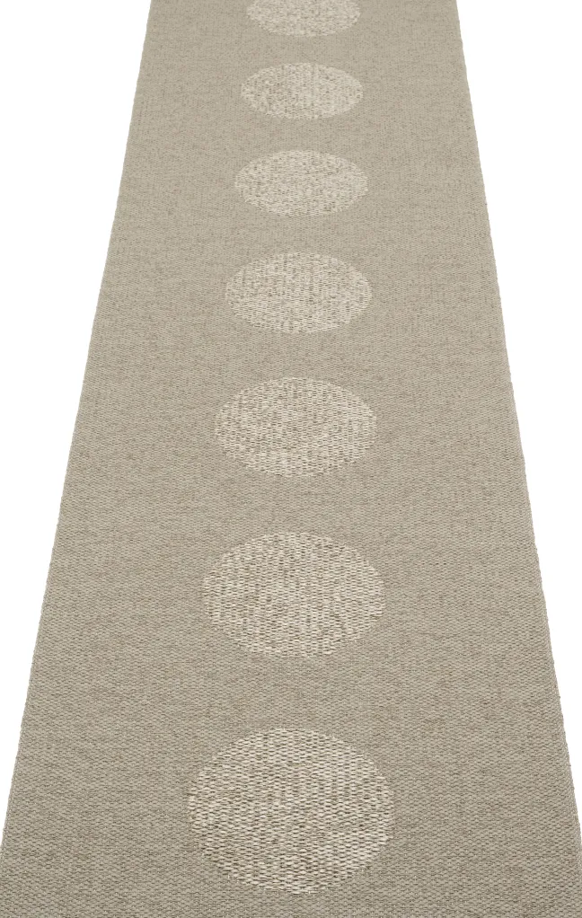 Pappelina Teppich VERA 2.0 Bio Edition Dark Linen/Linen Metallic 70 x 280 cm V29G728