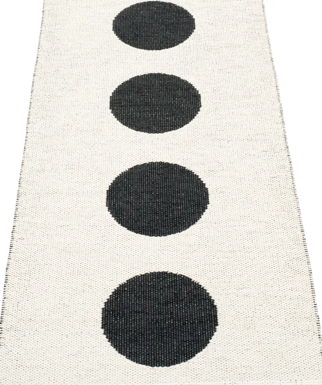 Pappelina Teppich Vera Black 70 x 150 cm VEX715