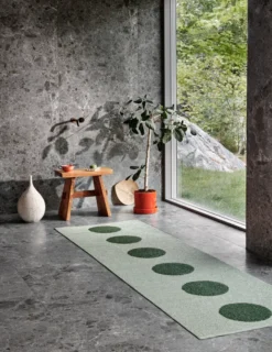 Pappelina Teppich VERA POP Leaf 70 x 360 cm VP1P736