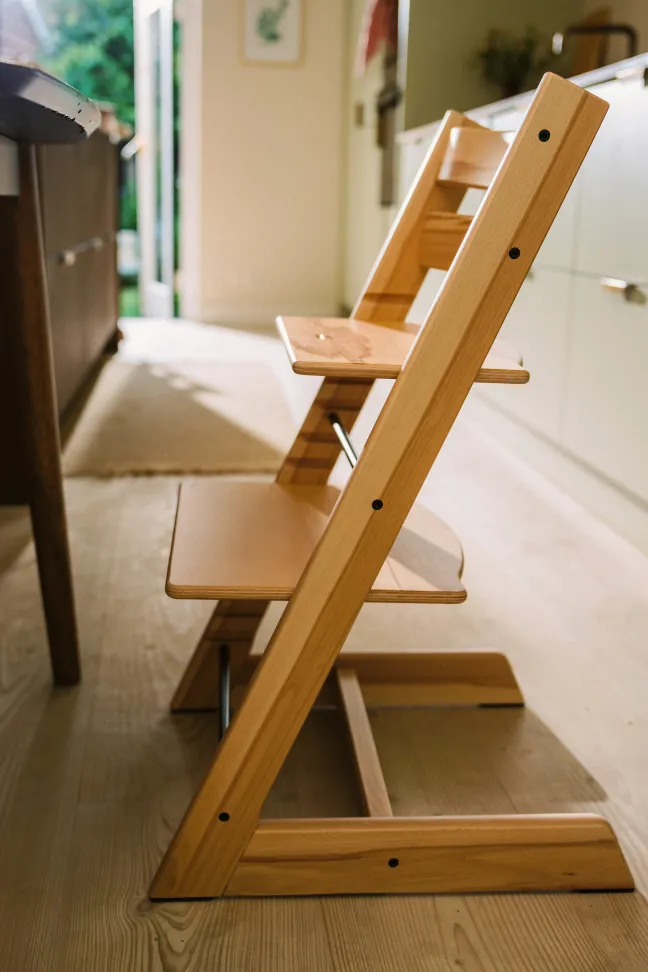 STOKKE® Mega Set Tripp Trapp® Buche Wild Wood natur + Babyset² natur + Tray Tisch weiß