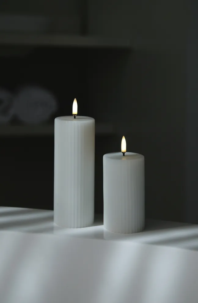 UYUNI LED Kerze Grooved 5,8x15 cm Nordic White